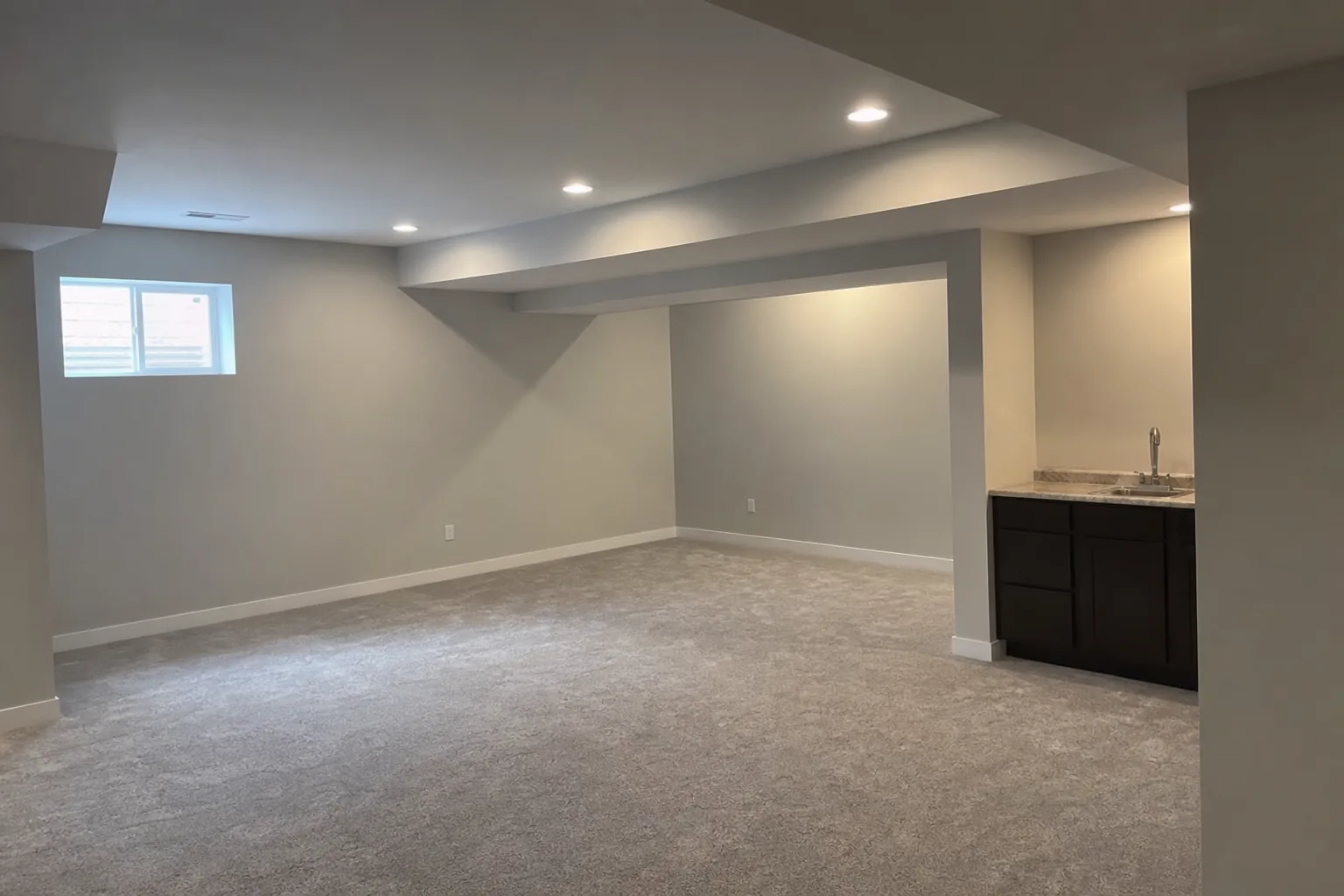 Finished basement family room with drywall ceiling and wet bar in Noblesville, IN